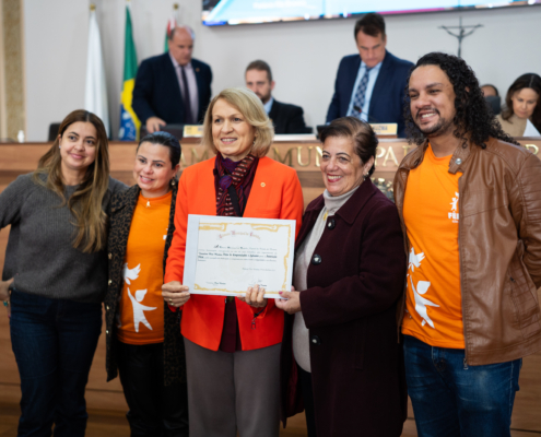 Equipe da Associação Fênix recebendo prêmio da vereadora Meri Martins
