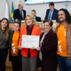 Equipe da Associação Fênix recebendo prêmio da vereadora Meri Martins